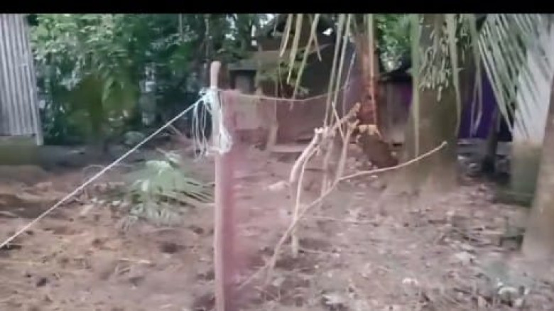 চরমোনাইতে এক অসহায় পরিবারের জমির দলিল লিখে না দিল...