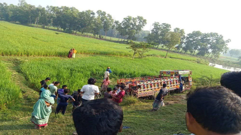 নওগাঁর ধামইরহাটে সডক দূর্ঘটনায়  নিহত - ২ আহত -৪...