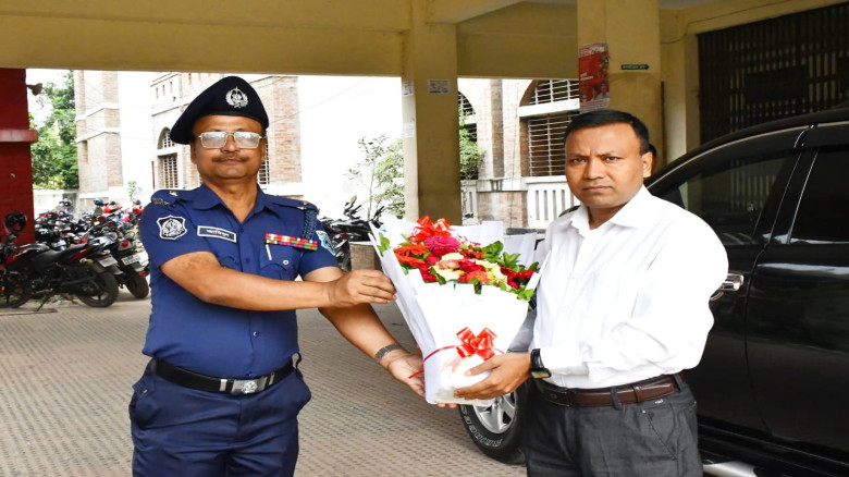 কোর্ট পরিদর্শনে পুলিশ সুপার মারুফাত হুসাইন — স্বচ্...