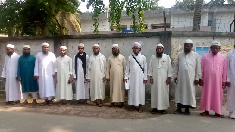 বটায়াঘাটা উপজেলায় ইমাম পরিষদের মানববন্ধন...