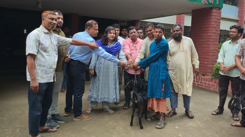 বিরামপুরে পুনর্বাসন কর্মসূচিতে ৪ জনের হাতে ছাগল — ...