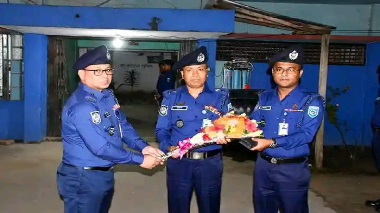 বীরগঞ্জ ও খানসামা থানায় পুলিশ সুপারের বার্ষিক পরিদ...