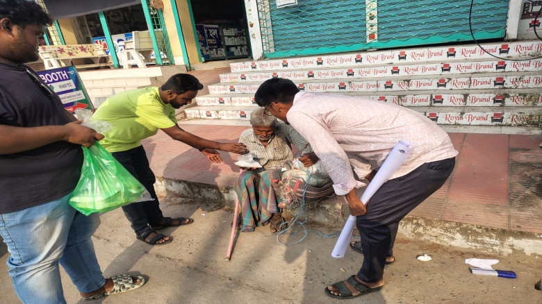 আমতলীতে অসহায়দের মাঝে খাবার বিতরণে আলোচনায় স্বপ্নছ...
