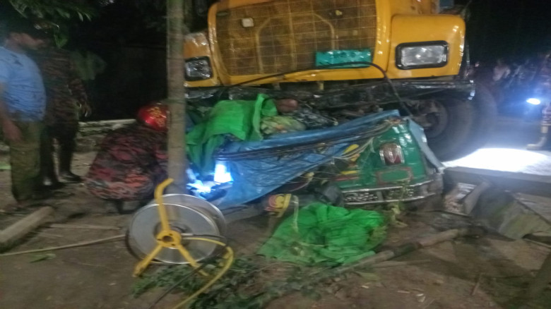 চৌদ্দগ্রামে পাত্রী দেখে ফিরার পথে  ত্রিমুখী সংঘর্ষ...