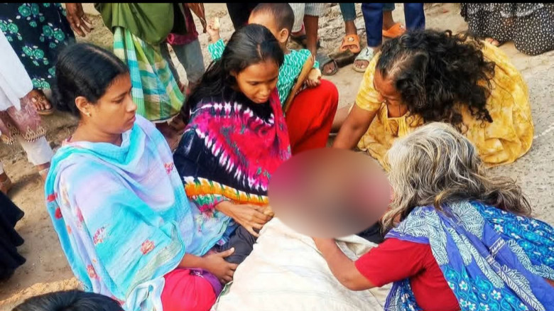 কাভার্ডভ্যানের চাপায় হুইলচেয়ারে চলাচলরত প্রতিবন্ধী...