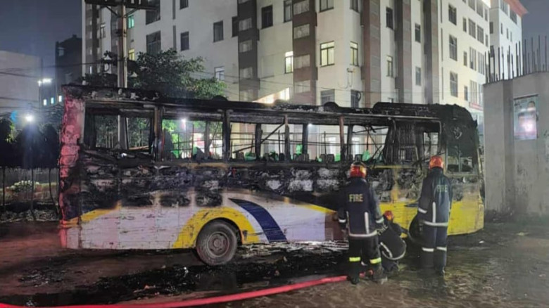 আশুলিয়ায় সড়কের পাশে পার্কিং করা আলিফ পরিবহনের বাসে...
