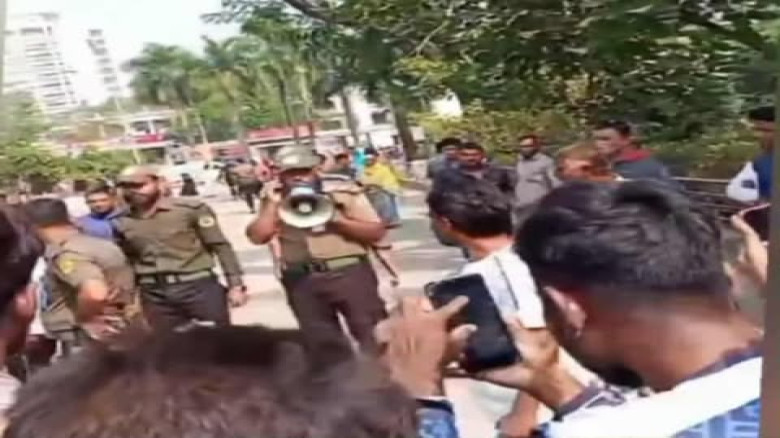 রাজশাহী মেডিকেল কলেজ হাসপাতালে অ্যাম্বুলেন্স প্রবে...