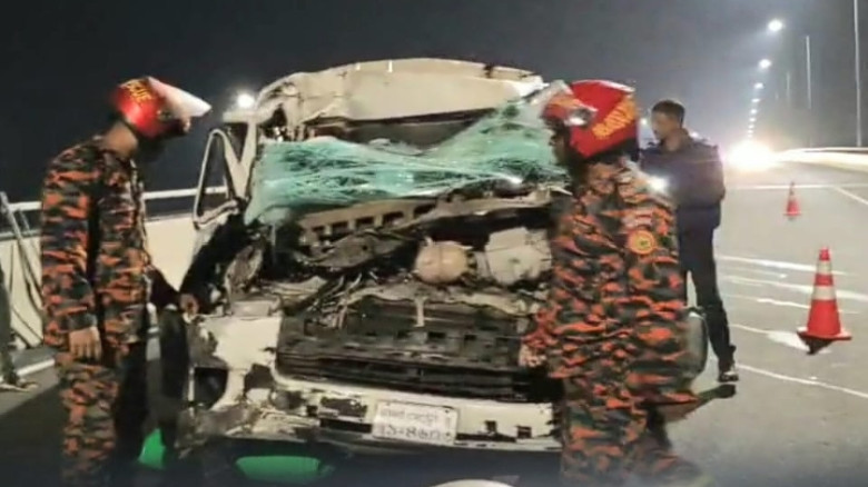 পদ্মা সেতুর ঢালে অ্যাম্বুলেন্সের ধাক্কায় চালক গুরু...