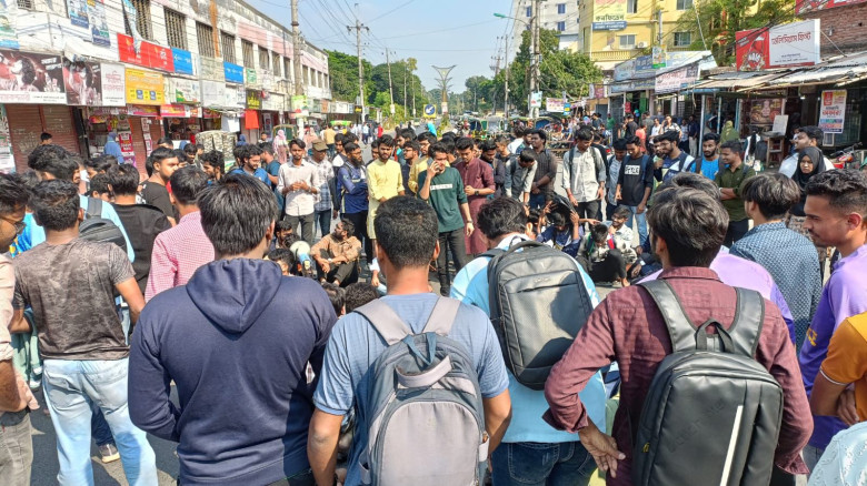 রাজশাহী -নাটোর মহাসড়ক অবরোধ করে বিক্ষোভ...