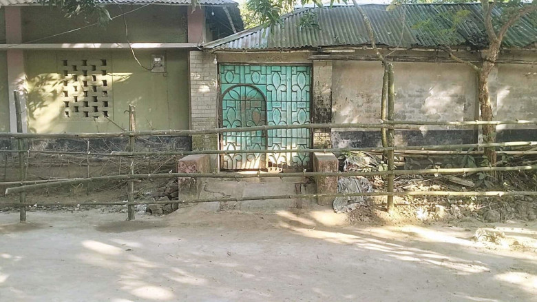 বাগমারা'য় বাড়ি থেকে বের হওয়ার রাস্তা বাঁশের বেড়া দ...