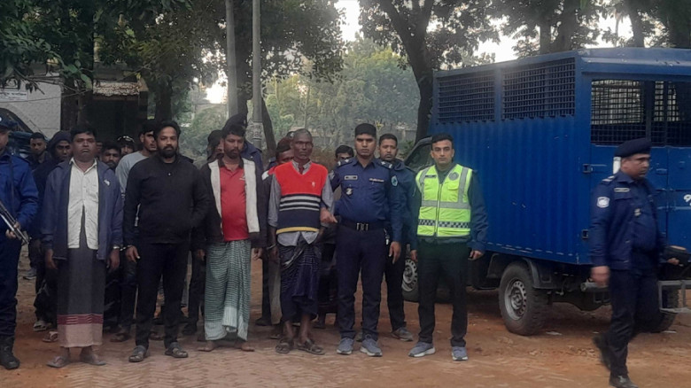 চাঁপাইনবাবগঞ্জ ও নওগাঁয় পুলিশের ‘অপারেশন ফার্স্ট ল...