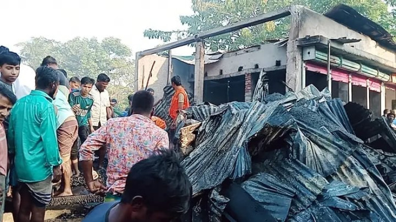 মনপুরায় ৭ দোকান পুড়ে ছাই, পৃরায় অর্ধকোটি টাকার ক্ষ...