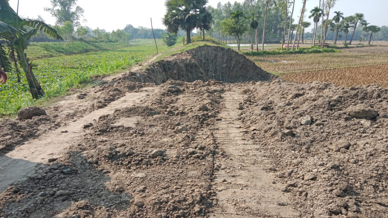রায়গঞ্জে সরকারি খালের পাড়ের মাটি রাতের অন্ধকারে কে...