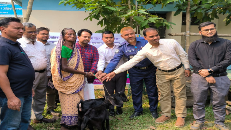 রায়গঞ্জে ক্ষুদ্র নৃ-গোষ্ঠীর মাঝে ছাগল ও উপকরণ বিতর...