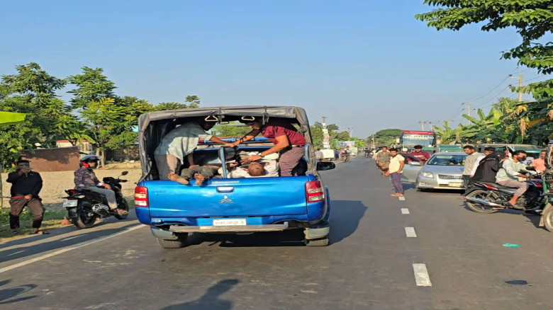 সড়ক দুর্ঘটনায় আহতদের ওসির গাড়িতে হাসপাতালে নেওয়া ...