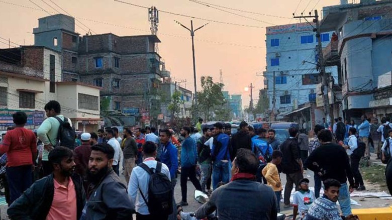 নাটোরে প্রশাসনের আশ্বাসে নেসকো অফিস ঘেরাও কর্মসূচি...