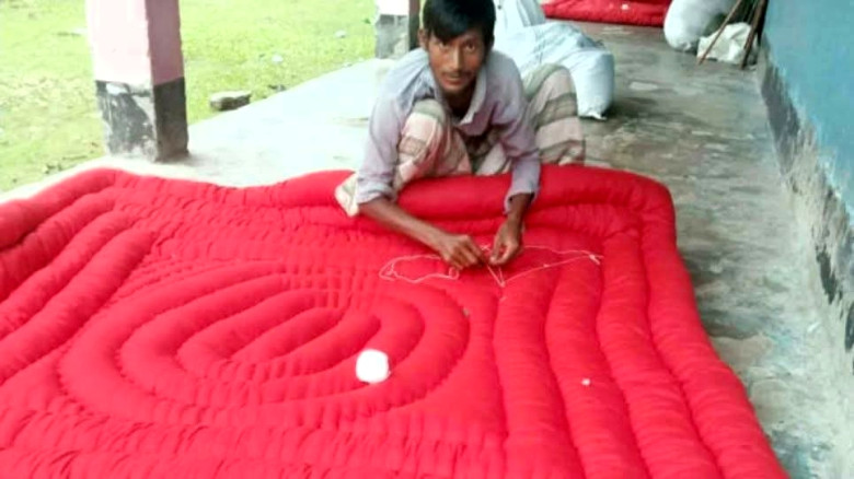 শীতের আগমনে লেপ তোষকের ব্যস্ততা; পলাশবাড়ীতে জমে উঠ...