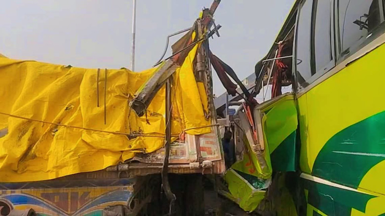 ঢাকা-ভাঙ্গা এক্সপ্রেসওয়েতে বাস-ট্রাক সংঘর্ষে ৩ জন ...