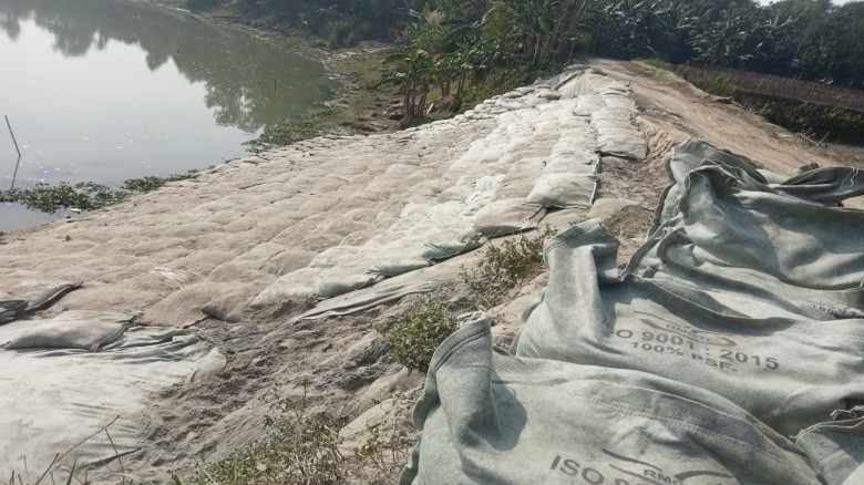 গোবিন্দগঞ্জে কাটাখালী নদী থেকে অবৈধভাবে বালু উত্তো...