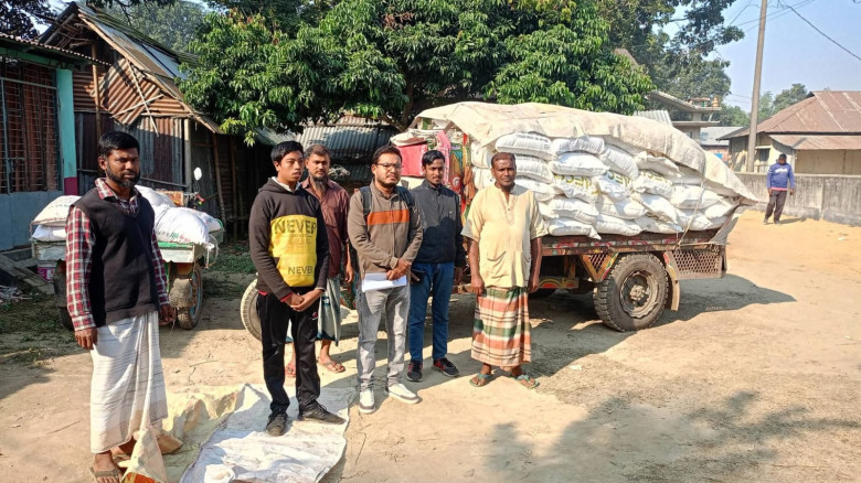 হরিপুরে পাকা রাস্তার ওপর ৭৫ বস্তা সার জব্দ, এলাকাজ...