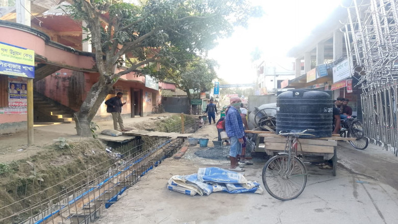 গাইবান্ধার ফুলছড়ি খুঁড়ে রাখা হয়েছে মেইন সড়ক  চলাচল...