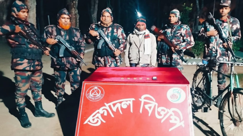 রানীশংকৈলে সীমান্তে বিজিবির অভিযানে ট্যাপেন্টাডলসহ...