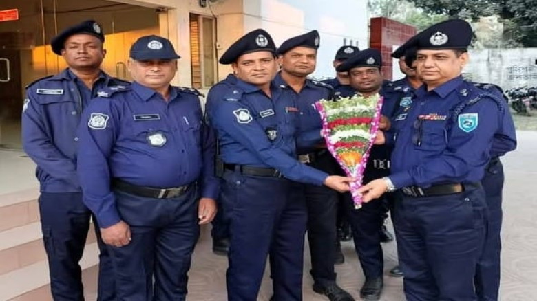 গাইবান্ধা পলাশবাড়ী থানা পরিদর্শনে -পুলিশ সুপার জস...