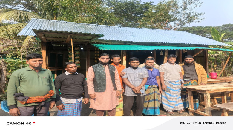 অগ্নিকাণ্ডে ক্ষতিগ্রস্ত ব্যবসায়ীর দোকান করে দিলেন...