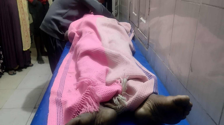 মোহনপুরে পুকুর খননে বাধা দেওয়ায় ভেকুর নিচে ফেলে যু...