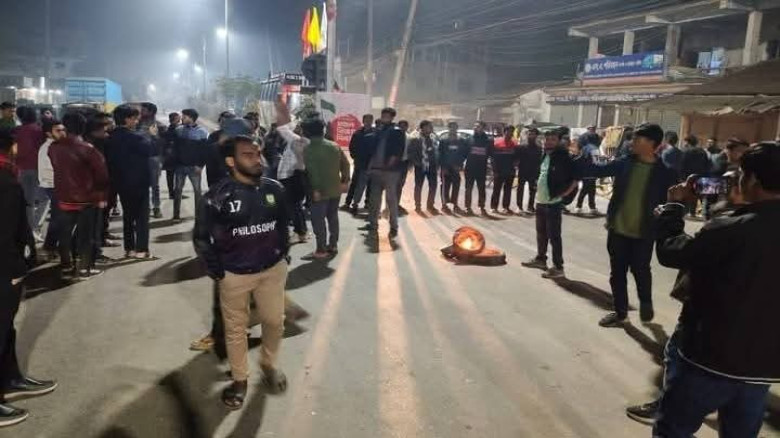 গাইবান্ধায় মধ্যরাতে রাস্তায় আগুন...