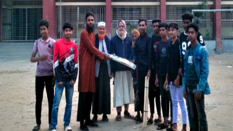 মাদকমুক্ত সমাজ গড়তে যুবকদের মাঝে ক্রীড়া সামগ্রী বি...