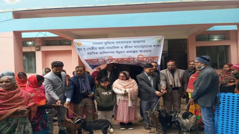 রাণীশংকৈলে ক্ষুদ্র নৃগোষ্ঠী ৫৭জন উপকারভাগীদের মাঝে...
