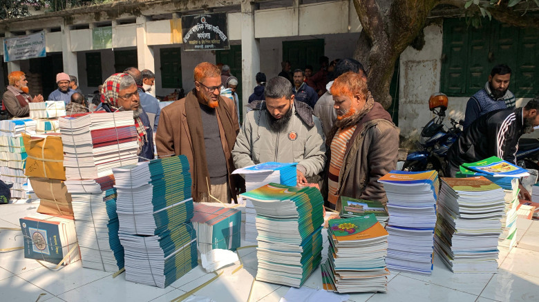 রাজশাহীতে মাধ্যমিক স্তরের বই স্কুল পর্যায়ে পৌঁছানো...