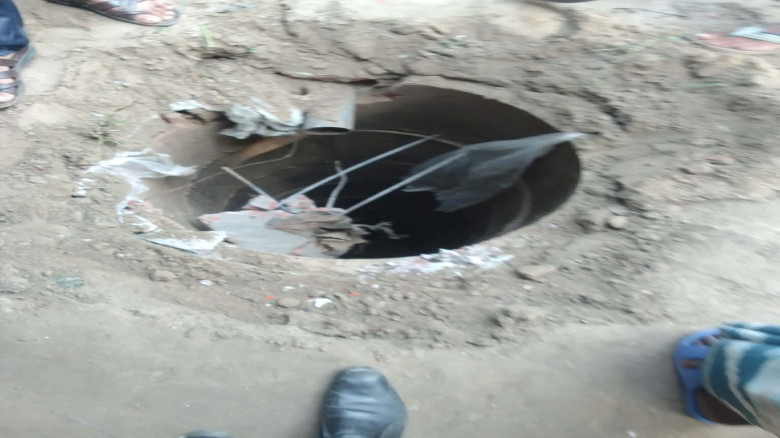 ভোলাহাট ময়ামারী নিচ মোড়ে রাস্তার পাশে অবৈধ স্থাপনা...