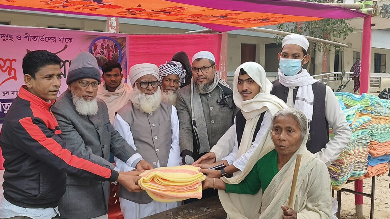 রায়গঞ্জে শীর্তাত মানুষের পাশে খিদমাতুল উম্মাহ ফাউন...
