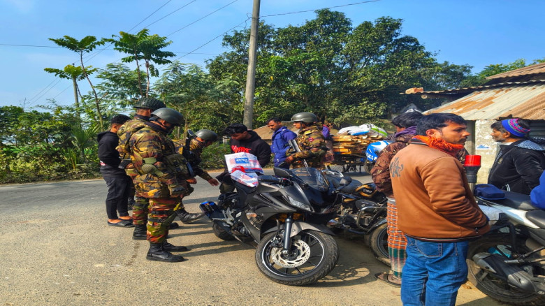 রাজশাহী দুর্গাপুরে সেনাবাহিনী পুলিশের যৌথ অভিযান...