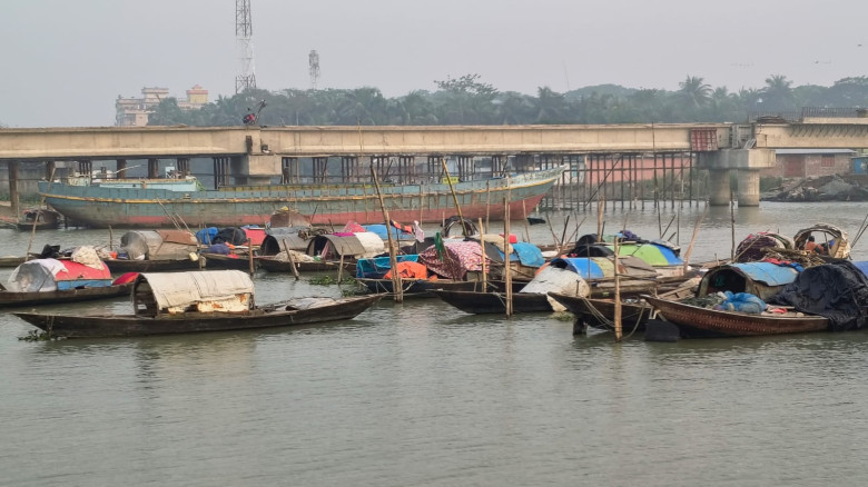 প্রচণ্ড শীতে কাঁপছে সন্ধ্যা নদীর ভাসমান ‘মানতা’ জে...