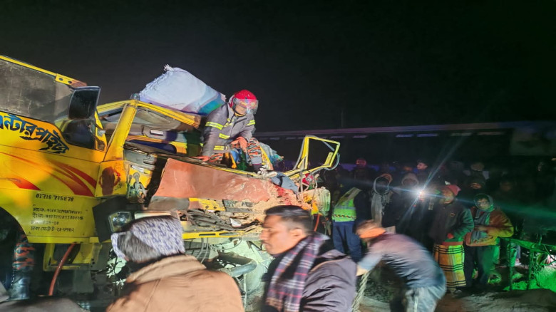 গোবিন্দগঞ্জে দাঁড়িয়ে থাকা বালুর ট্রাকের পেছনে চলন্...