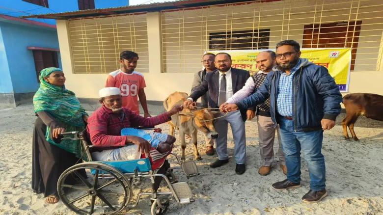 আমতলীতে গরু পেয়ে কাঁদলেন দুই পা হারানো সিরাজ ‘মুই ...