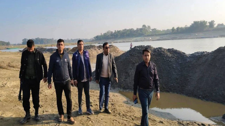 জাফলং চা বাগানে অবৈধ বালু উত্তোলন, অভিযানে বিপুল প...