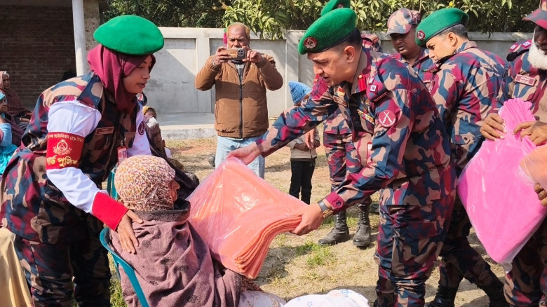 ৫৯ বিজিবির সীমান্তবর্তী ৩০০ পরিবারের মাঝে শীতবস্ত্...