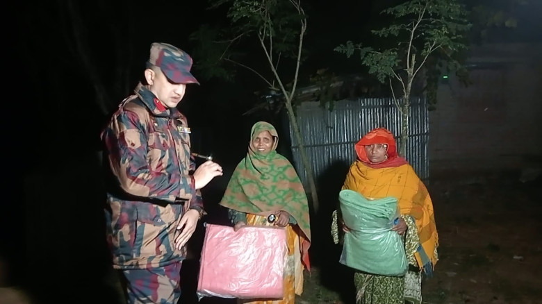 রাতের আঁধারেও  মহানন্দা ব্যাটালিয়ন (৫৯ বিজিবি) অধি...