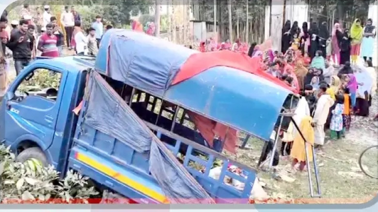 বোয়ালমারীতে চলন্ত ট্রেনের ধাক্কায় পিকআপে থাকা শ্...