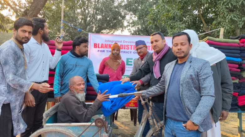 ভোলাহাটে শীতার্ত  অসহায় মানুষের মাঝে   শীতবস্ত্র ...