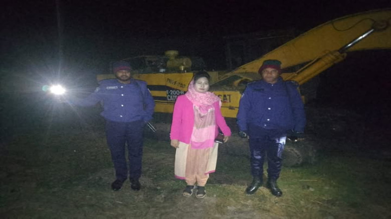 রাজশাহীর দুর্গাপুরে পুকুর খননের ভেকু নিষ্ক্রিয় ও ব...