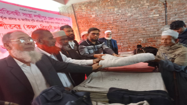 লক্ষ্মীপুরর দৃষ্টি প্রতিবন্ধীর মাঝে শীতবস্ত্র ও সা...