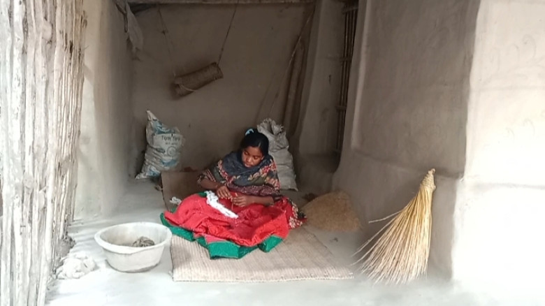 তাড়াশে দীর্ঘ ১৫ বছর  মন্দিরের বারান্দায় বসবাস করছে...