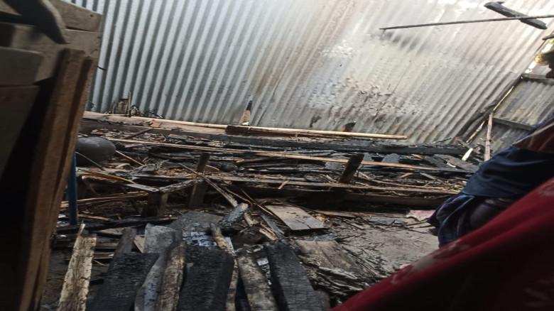 দৌলতখানে আগুনে নিঃস্ব দরিদ্র পরিবার, মানবিক সহায়তা...