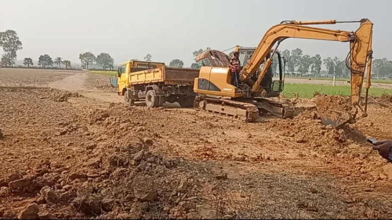 রায়গঞ্জে তিন ফসলি জমির মাটি কাটার মহাউৎসব...