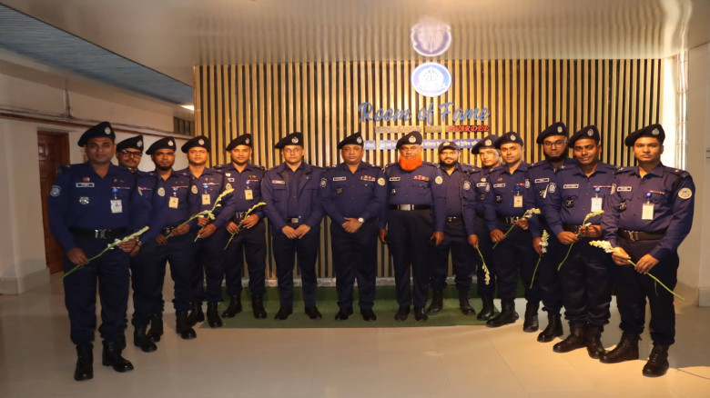ভোলায় ১০ পুলিশ সদস্যের কাঁধে নতুন র‍্যাংক, ব্যাজ প...